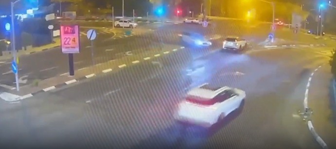 נהג קטין בן 17 ללא רישיון, נמלט מהמשטרה ופוגע ברכב נוסע
