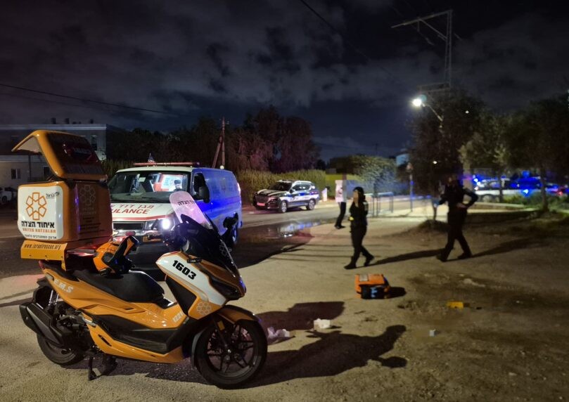 אלימות בכפר חב"ד: גבר כבן 60 נפצע בינוני, החשוד בתקיפה נמלט