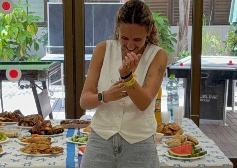 לאחר 5 חודשי אשפוז: שורדת השבי רומי גונן השתחררה משיבא