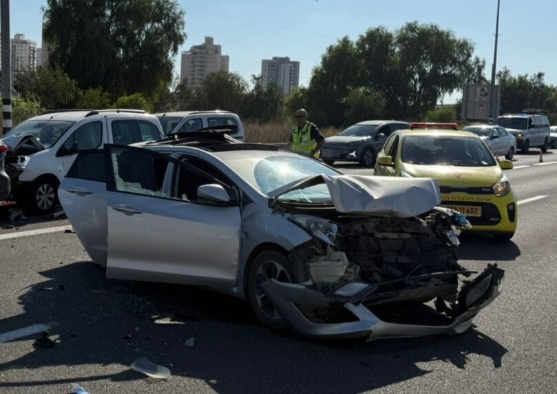 3 פצועים, אחד במצב קשה: תאונה בין 4 כלי רכב סמוך לקריית גת