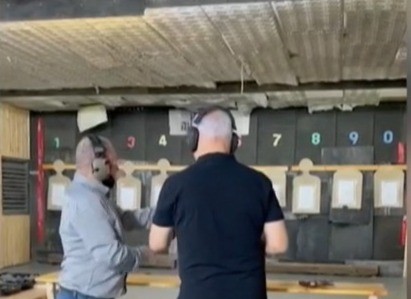 תיעוד מיוחד: ראש הממשלה נתניהו מתאמן במטווח ירי | צפו