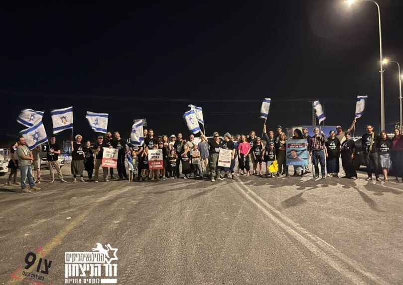 עשרות פעילים חוסמים את משאיות הסיוע לחמאס במעבר אנלבי
