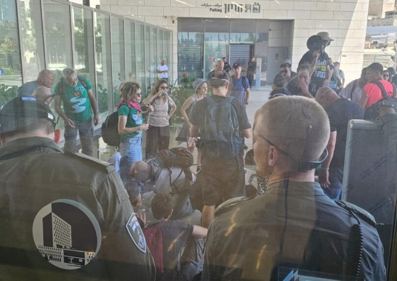 במחאה נגד השימוע: מפגיני שמאל ניסו לפרוץ למשרד המשפטים