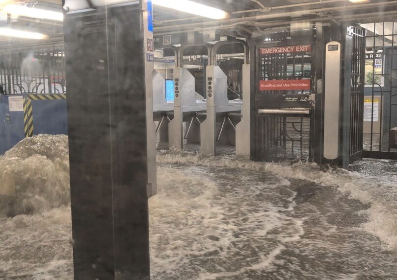 ניו יורק מוצפת: המטרו הפסיק לעבוד, מצב חירום הוכרז | צפו