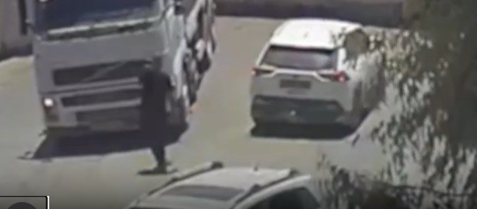 תיעוד דרמטי: ערבי נמלט מפקחים במשאית ללא רישיון - ופצע ילדה
