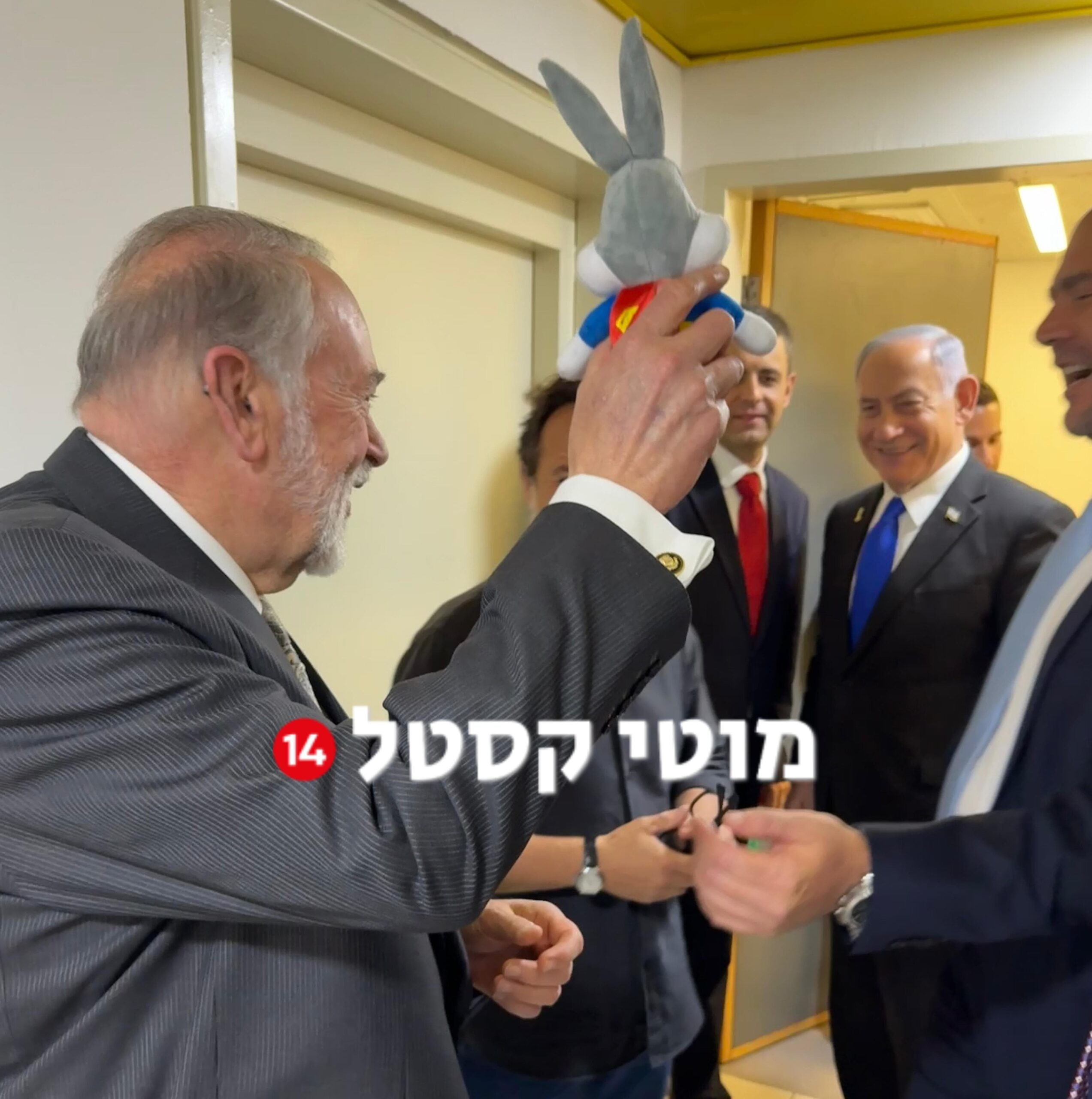 חסר תקדים: שגריר ארה"ב הגיע לביהמ"ש בתל אביב לתמוך בנתניהו