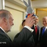 לזה לא ציפינו: האקבי הגיע למשפט נתניהו עם בובת באגס באני