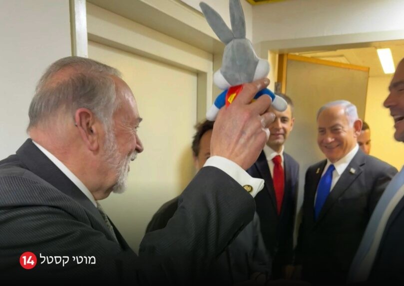 לזה לא ציפינו: האקבי הגיע למשפט נתניהו עם בובת באגס באני