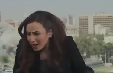 צפו: מגישה סורית נמלטה מהאולפן בעקבות פיצוץ במטה הכללי