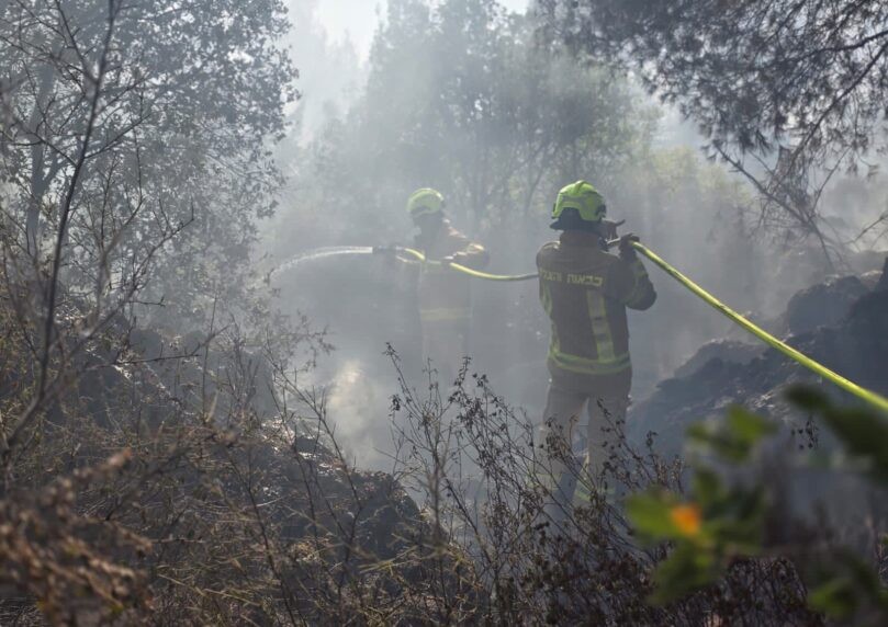 בחסות השרב: צוותי כיבוי פועלים לכיבוי שריפה בצפון