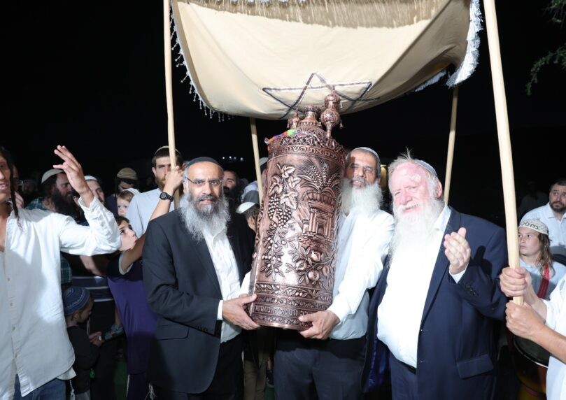 מרגש: ספר תורה הוכנס למעוז אסתר לזכר שני נופלים ממשפחת יעיש
