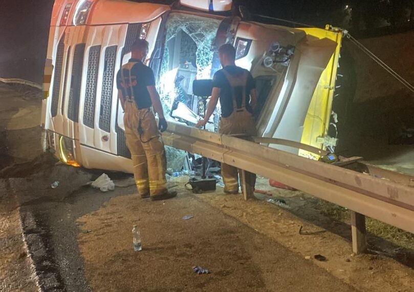 הקטל בדרכים: צעיר בן 26 נהרג בעקבות התהפכות משאית בכביש 6