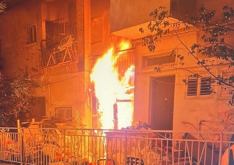 שריפה פרצה במבנה מגורים בראשון לציון - 4 לכודים חולצו