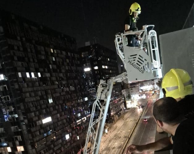 מבצע חתול: צפו בחילוץ הדרמטי מהמגדל הנטוש שנפגע מטיל איראני