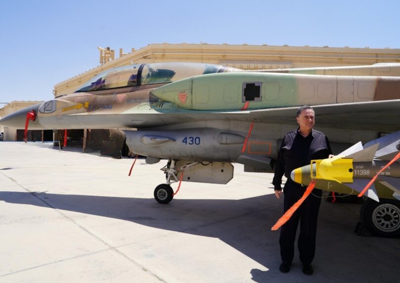 שר הביטחון במסר לחמינאי: "ידנו הארוכה תגיע שוב לטהרן"