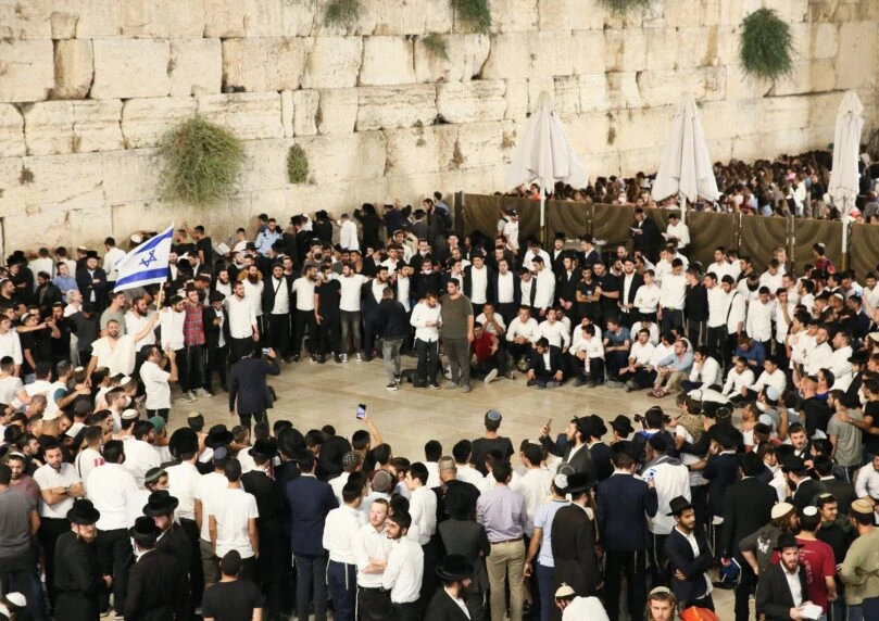 מול שריד בית מקדשנו: תפילות תשעה באב ברחבת הכותל | ישיר