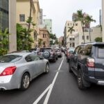 גלים גבוהים וכבישים חסומים: כך נראה הצונאמי המתקרב | צפו