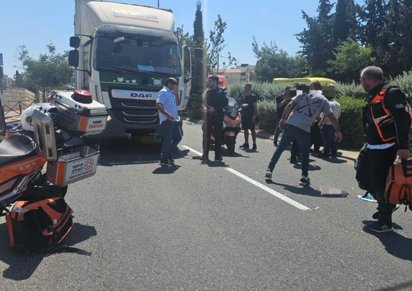 הולכת רגל בת 70 נפגעה ממשאית בירושלים - מצבה קשה