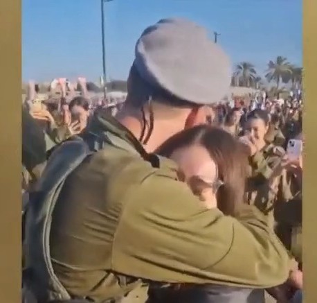 לוחם הנדסה קרבית הציע נישואין לבחירת ליבו לאחר מסע הכומתה
