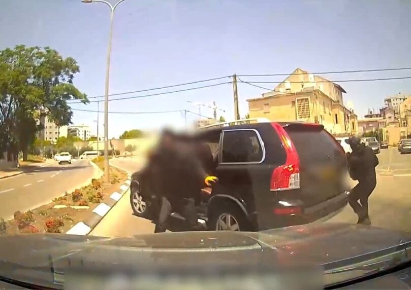 גרמו לתאונה, איימו באקדח, שדדו 400,000 ש"ח - ונעצרו | צפו