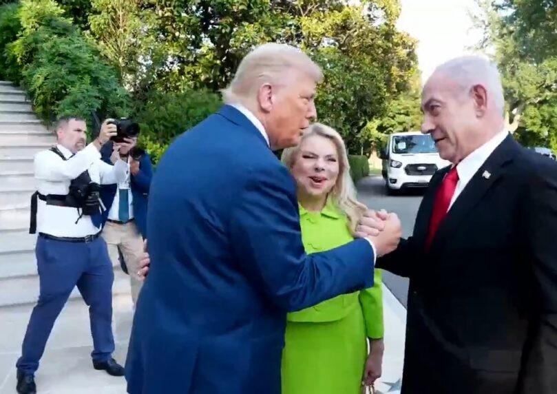 טראמפ חיכה במדרכה לרה"מ, המנהיגים לחצו את היד בחום | צפו