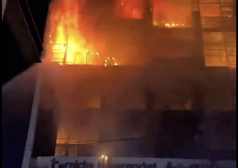 להבות אופפות את הבניין: שריפת ענק בעיראק, 60 הרוגים במקום
