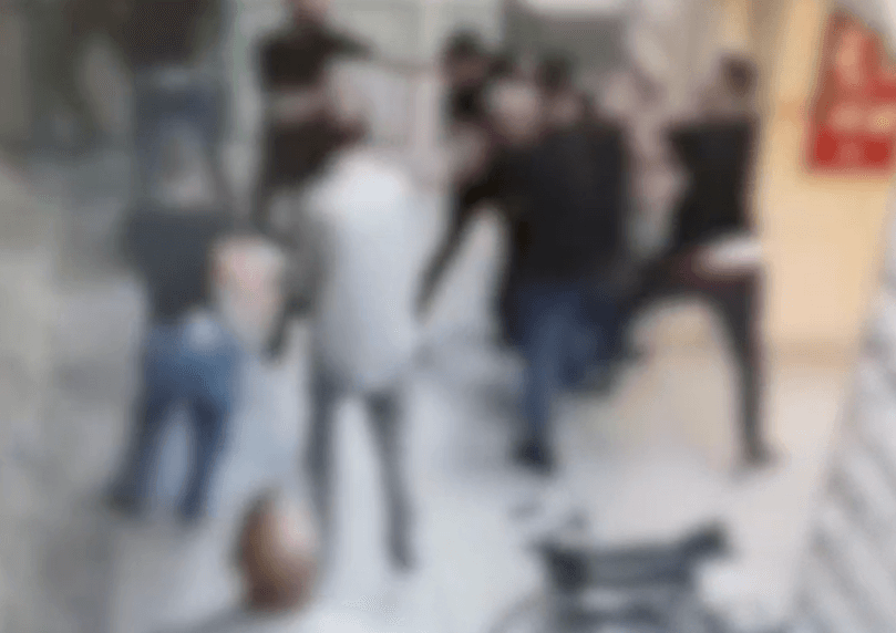 סורבו לבקר את סבתם בבית החולים - ותקפו מאבטחים באכזריות