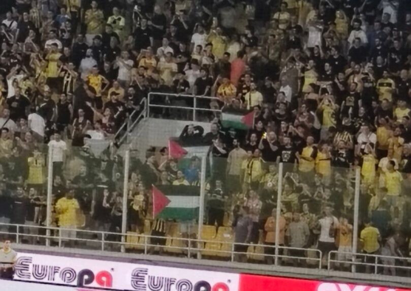אוהדי א.א.ק אתונה הניפו דגלי פלשתין במשחק מול הפועל באר שבע