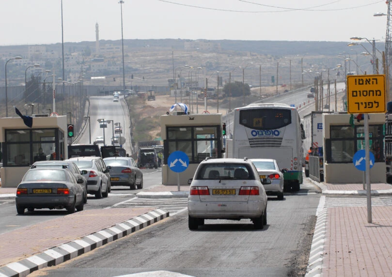במדים וכפכפים: מתחזה ניסה להחדיר 2 שב"חים לירושלים | צפו