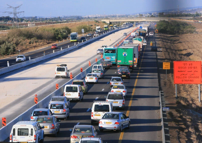 הפתרון לפקקים? "בסין בונים בחודשיים, פה בשנתיים"
