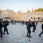 לאחר מעשה: תיעוד החשוד בריסוס הגרפיטי בכותל | צפו