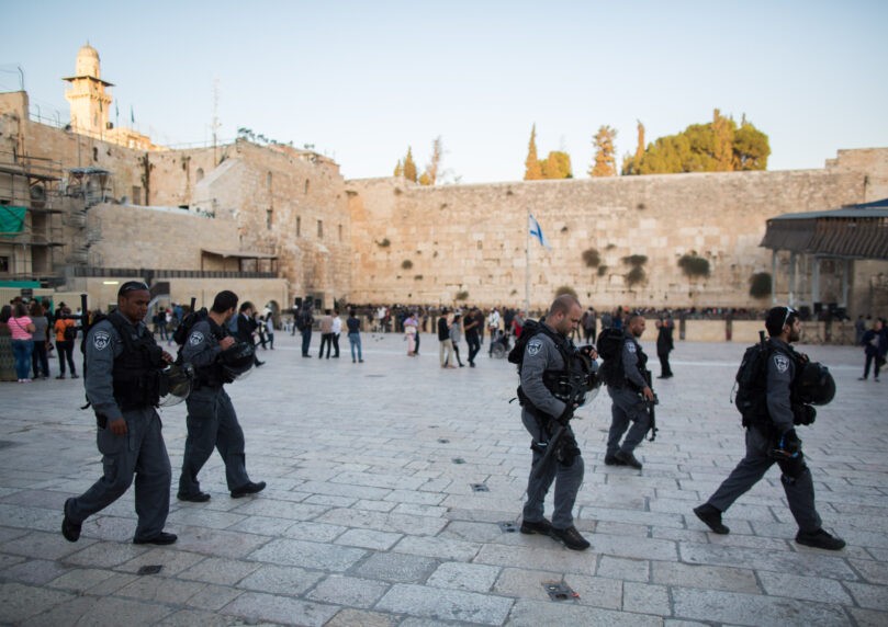 לאחר מעשה: תיעוד החשוד בריסוס הגרפיטי בכותל | צפו