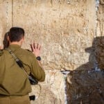 כתובת גרפיטי מקוממת נגד הלחימה בעזה רוססה על אבני הכותל