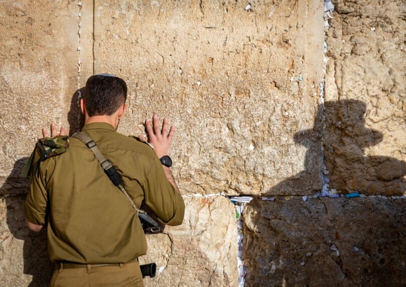 כתובת גרפיטי מקוממת נגד הלחימה בעזה רוססה על אבני הכותל
