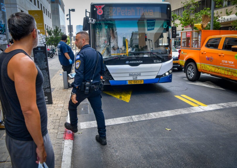 ניסיון תקיפה ומעשה מגונה: נוסעת הוטרדה באוטובוס בת"א | צפו