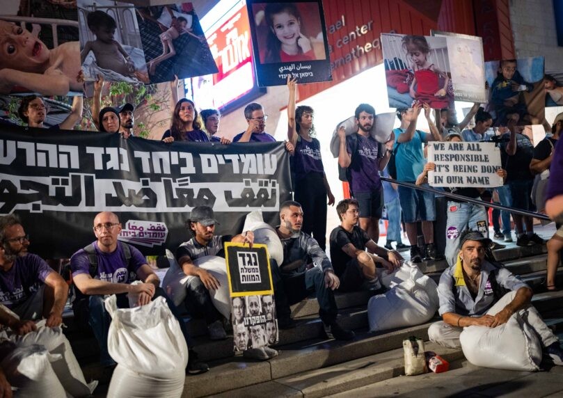 פעילי מחאה שפכו "דם" מחוץ לביתו של זמיר; רה"מ: "מעשה נפשע"