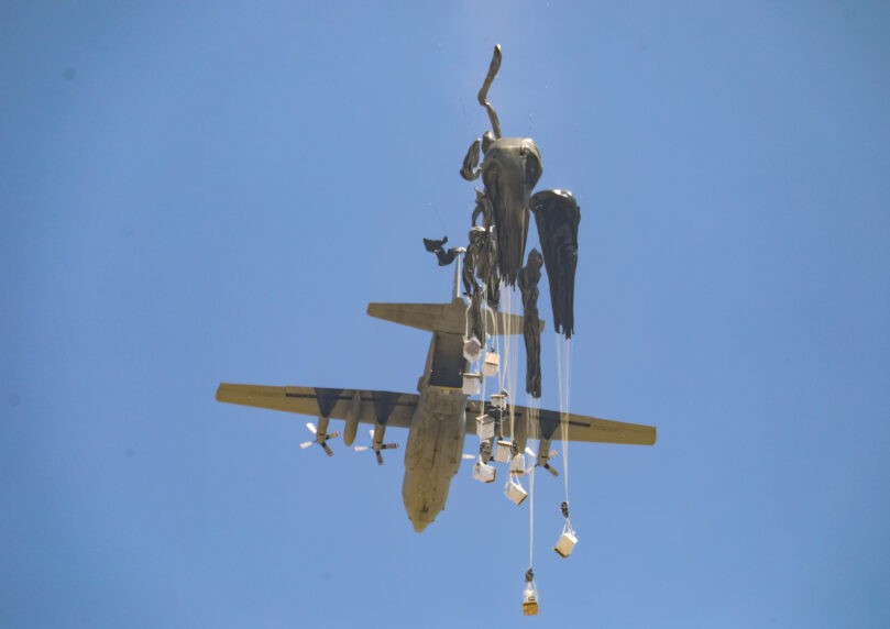 הסיוע לאויב נמשך: 106 חבילות סיוע הוצנחו לרצועה