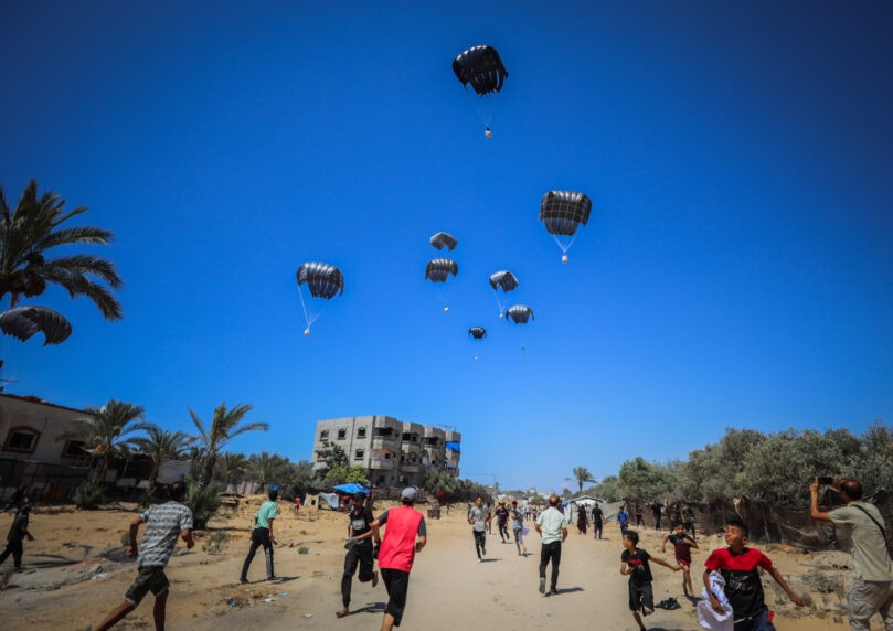 מרפסת ברצועה קרסה בעקבות חבילה שהוצנחה על ידי מדינות זרות