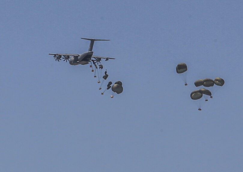 צה"ל: 785 חבילות סיוע הוצנחו עד כה בעזה, מ-8 מדינות שונות