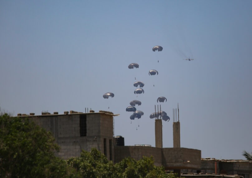 בזמן שחטופינו מורעבים: מעל 100 חבילות סיוע הוצנחו לרצועה