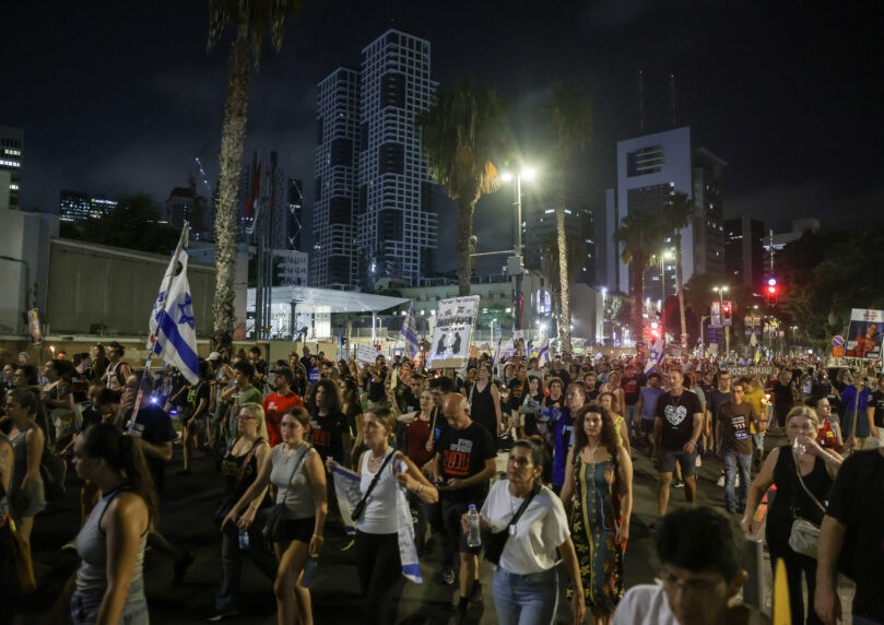 נתיבי איילון נחסמו למספר דקות, 3 פורעי חוק נעצרו