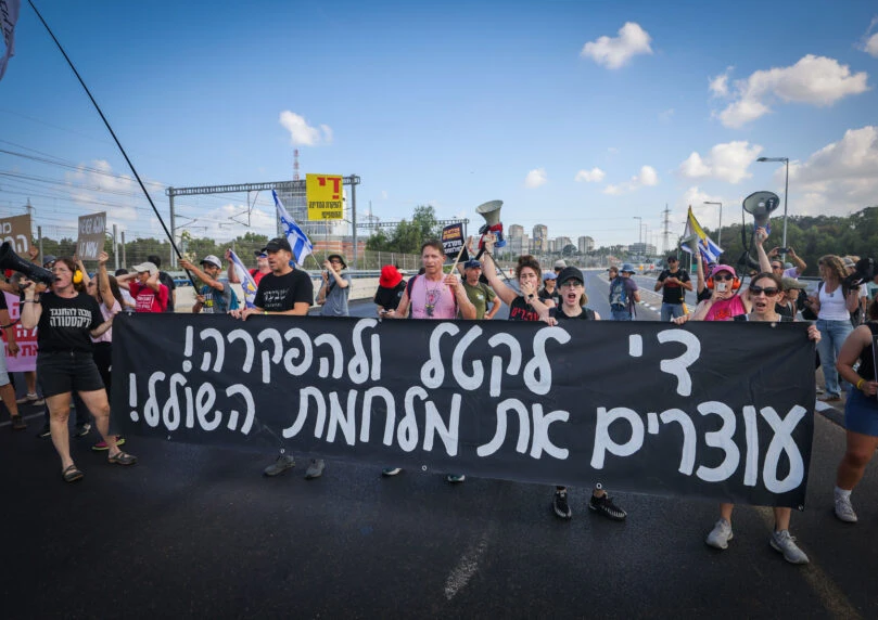 נלקחו בשבי פעמיים: מה באמת התרחש היום במחאה "למען החטופים"?