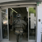 כמו סצנה מסרט: מסתערבים עצרו מחבל בתוך בנק בחברון | צפו