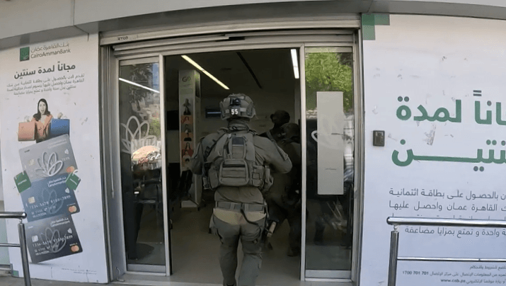 כמו סצנה מסרט: מסתערבים עצרו מחבל בתוך בנק בחברון | צפו