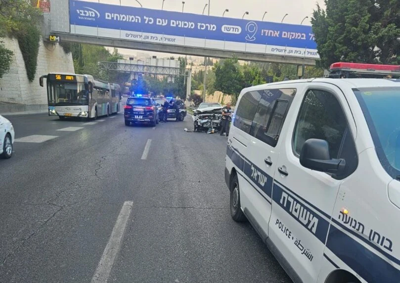 בן 38 נהרג בתאונה קשה בין שני כלי רכב פרטיים בירושלים
