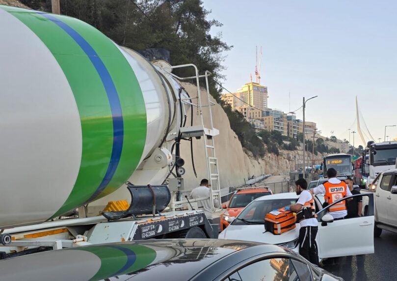 גבר נפצע קל בתאונה בין רכב פרטי למערבל בטון בירושלים