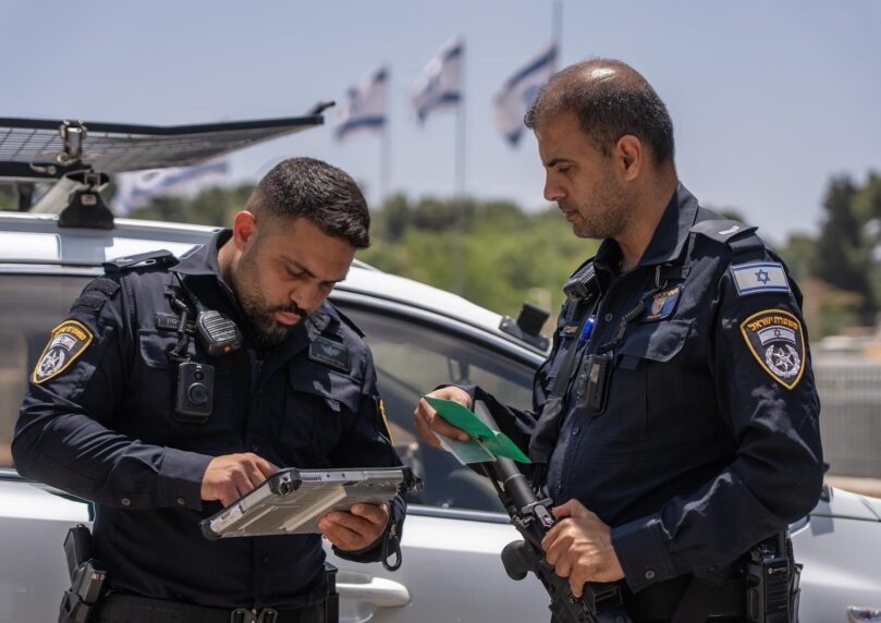 זוהו במערכת טביעות האצבע: שני ערבים שהתחזו לישראלים נעצרו