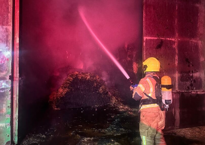 הלילה: שריפה פרצה במבנה חקלאי סמוך לאגמון החולה, אין נפגעים