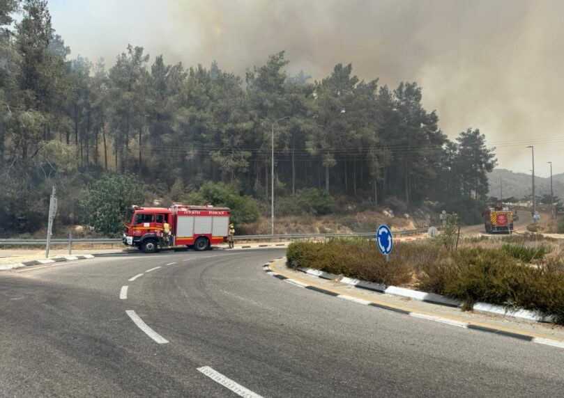 בעקבות רכב שנדלק: שריפה התפשטה ביער סמוך לבית שמש | צפו