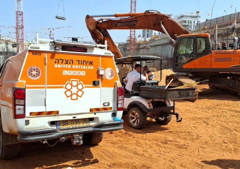 פועל נפצע בינוני בהתהפכות כלי הנדסי באתר בנייה באור יהודה